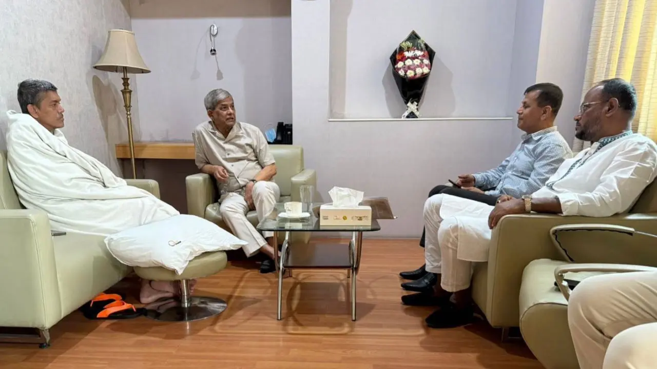 রকিবুল ইসলামকে দেখতে হাসপাতালে গেলেন বিএনপি মহাসচিব