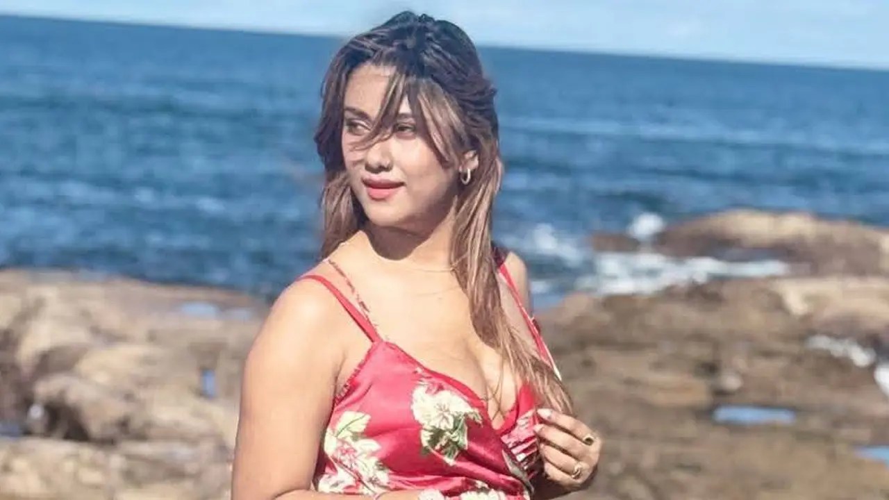 সমুদ্রপাড়ে নজর কাড়লেন ববি