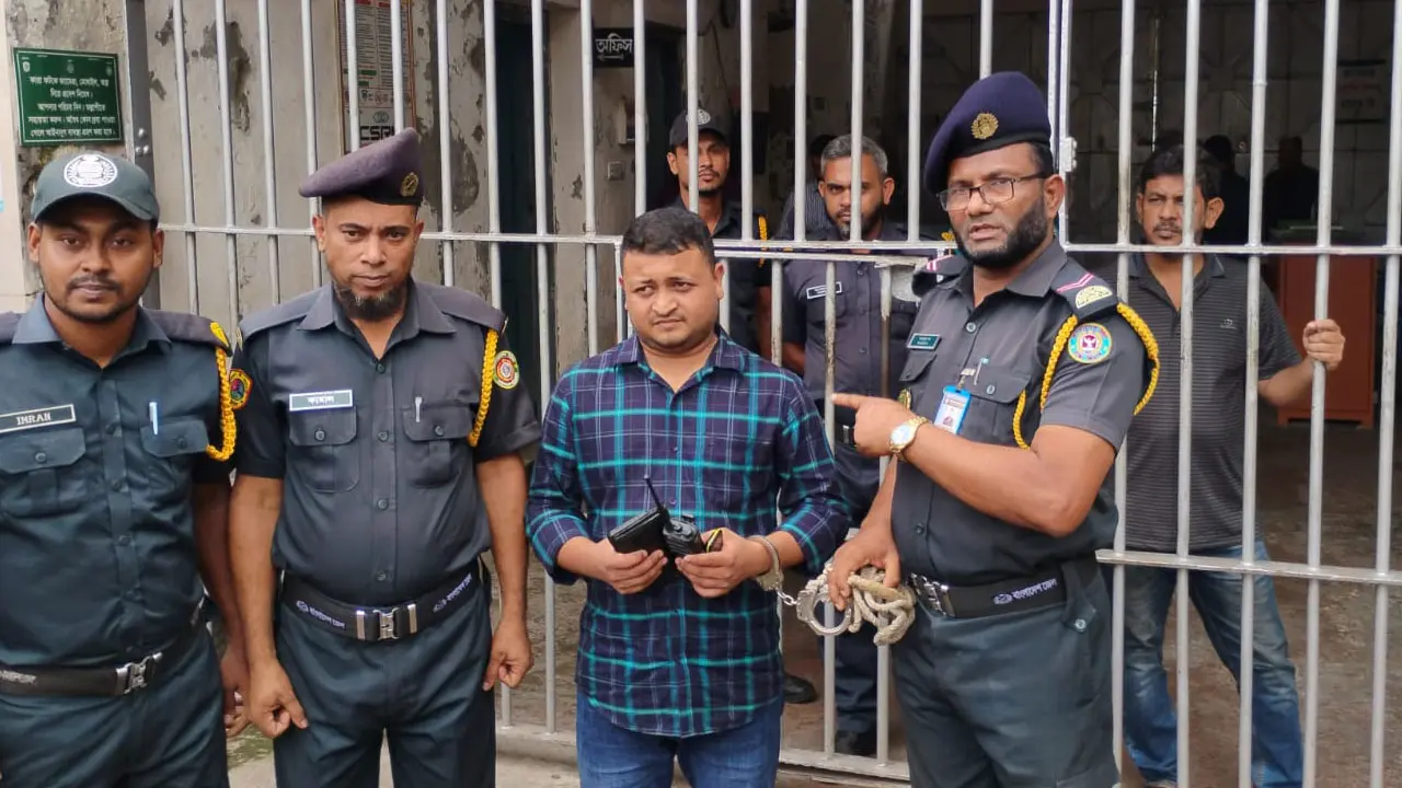 গোয়েন্দা সদস্য পরিচয়ে কারাবন্দি ছাত্রলীগ কর্মীর সঙ্গে দেখা করতে গিয়ে আটক