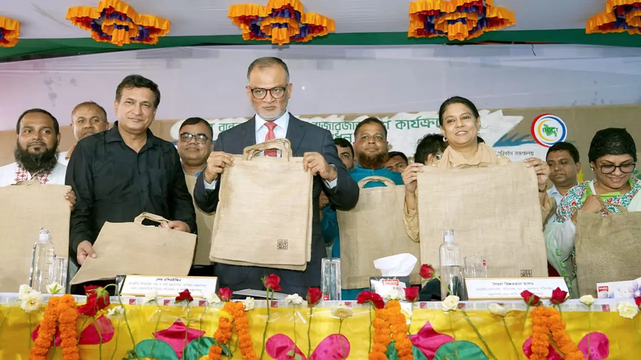 পলিথিনের চেয়ে পাটের ব্যাগে বেশি কর্মসংস্থান হবে : বাণিজ্য উপদেষ্টা