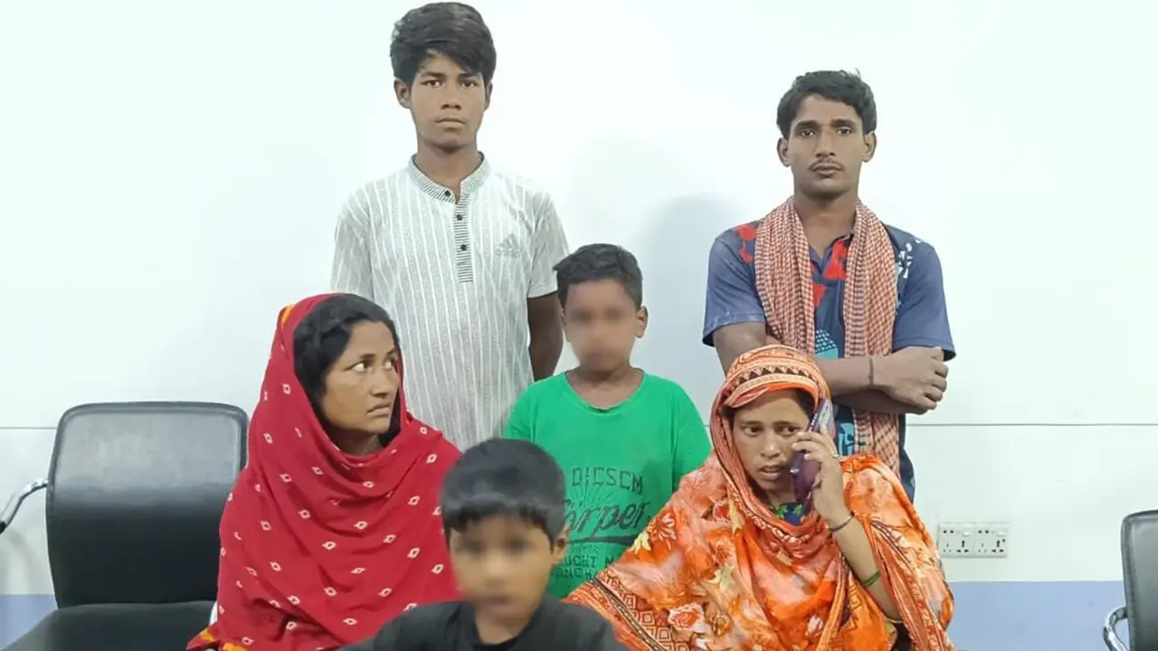 চাঁপাইনবাবগঞ্জে ৬ ভারতীয় নাগরিক আটক