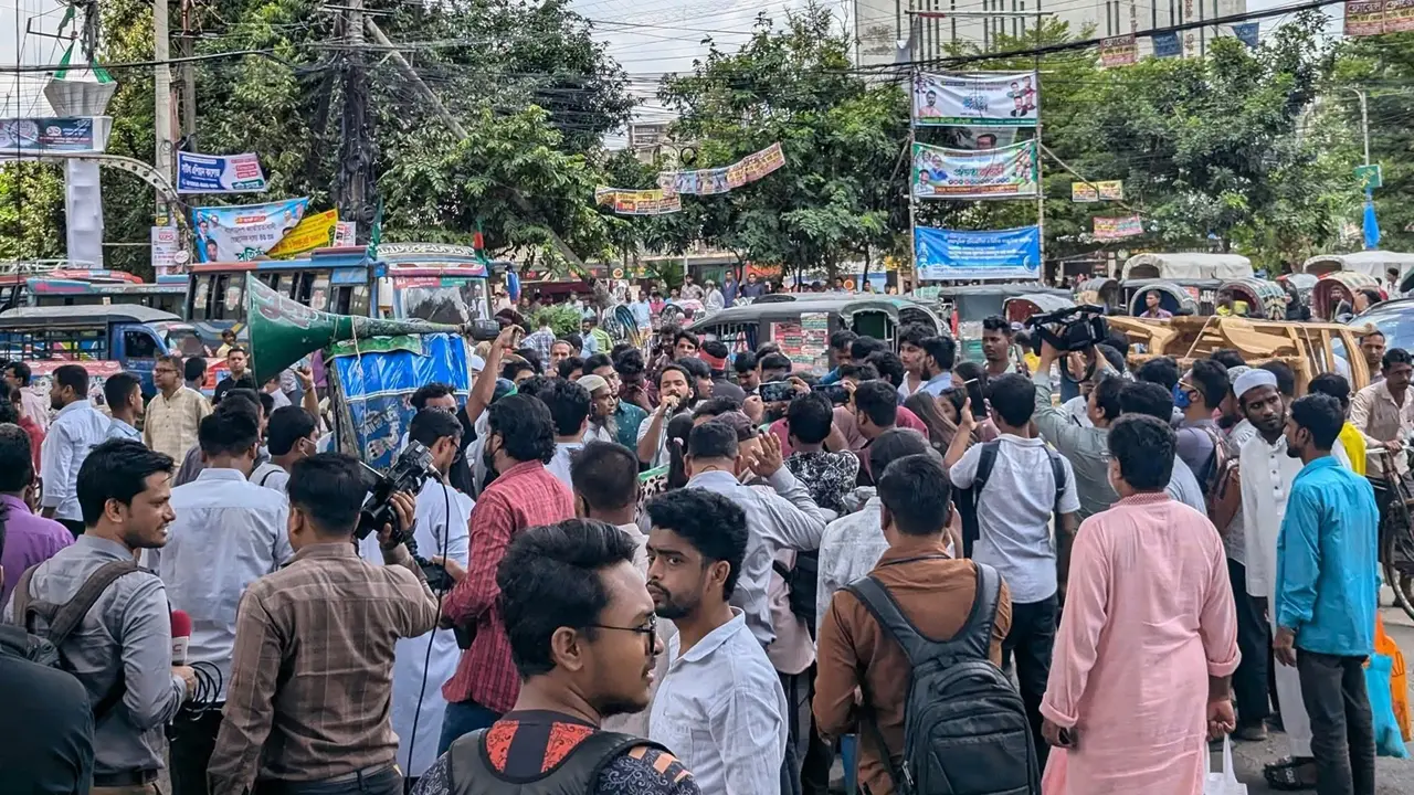 নুরের ওপর হামলার প্রতিবাদে চট্টগ্রামে সড়ক অবরোধ
