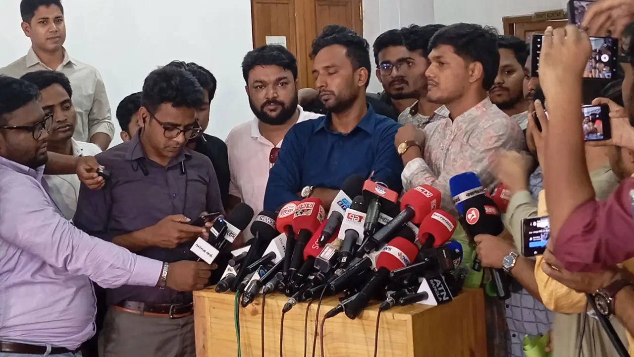 মনোনয়ন ফরম নিলেন ছাত্রদল নেতারা, প্যানেলে পদ ঠিক করবেন তারেক রহমান