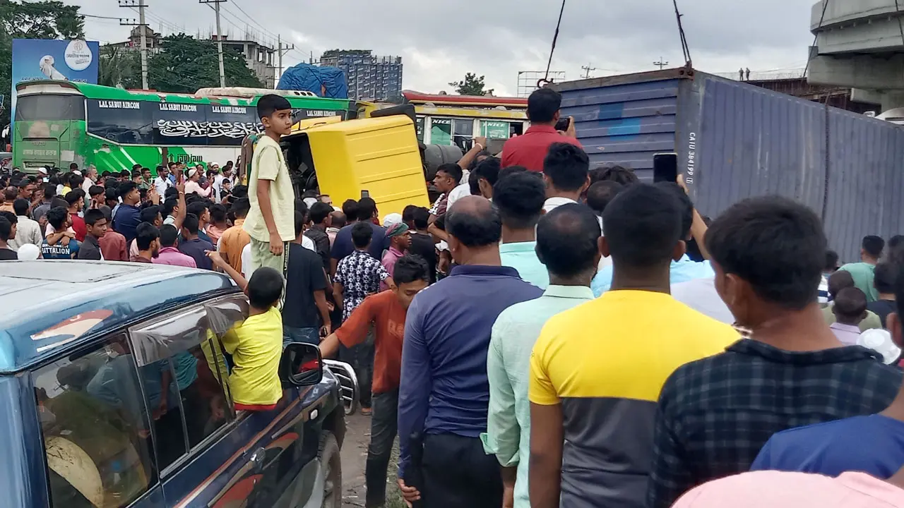 কাভার্ডভ্যান উদ্ধার, ঢাকা-চট্টগ্রাম মহাসড়কে যান চলাচল স্বাভাবিক