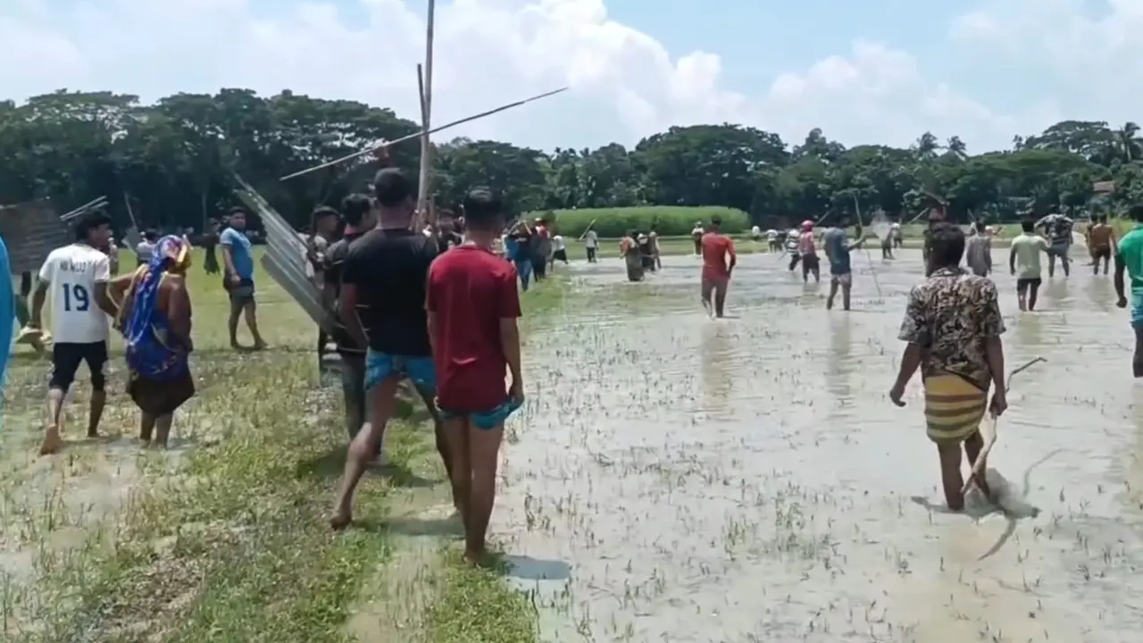 শরীরে কাঁদার ছিটা পড়া নিয়ে মাইকে ঘোষণা দিয়ে দুপক্ষের সংঘর্ষ, আহত ৩৫ 