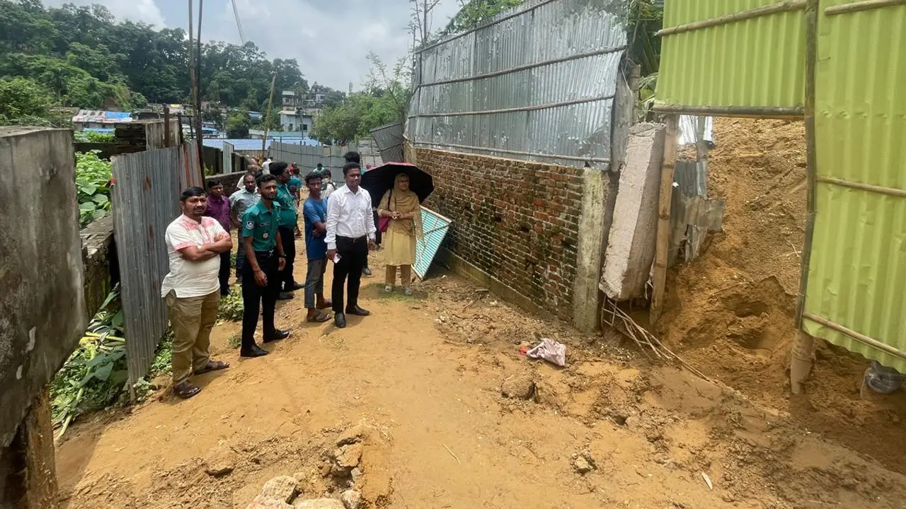 টিন দিয়ে ঘিরে কাটা হচ্ছিল পাহাড়, প্রশাসনের উচ্ছেদ