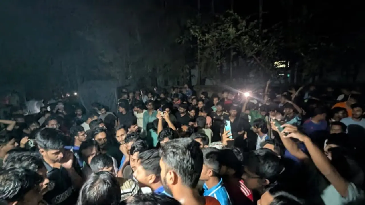 মাইকে ঘোষণা দিয়ে সংঘর্ষে জড়ালেন চবি শিক্ষার্থী ও স্থানীয়রা, আহত অন্তত ৫০