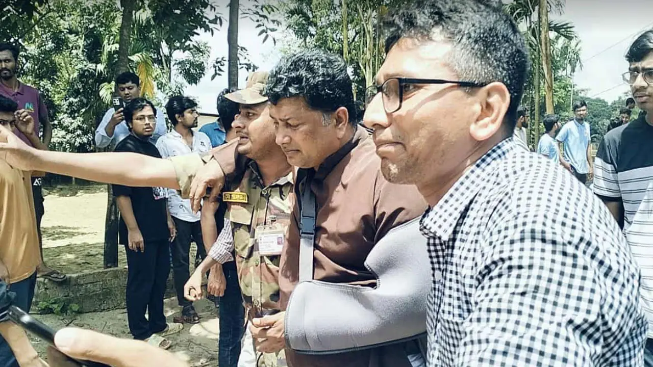 ফের সংঘর্ষে জড়িয়েছে স্থানীয় ও চবি শিক্ষার্থীরা, প্রক্টরসহ আহত অনেকে