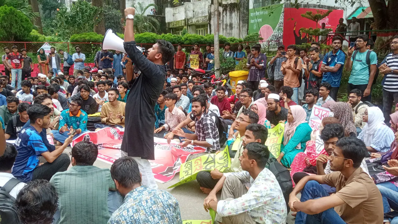 চবিতে শতভাগ আবাসন নিশ্চিতের দাবিতে প্রশাসনিক ভবনে তালা
