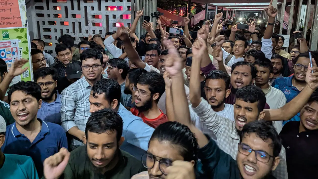 ঢাবিতে এবার বামপন্থি-শিবিরের পাল্টাপাল্টি বিক্ষোভ