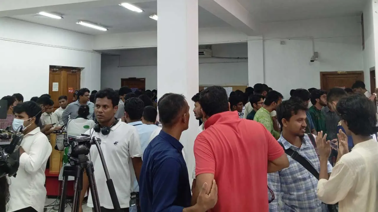 ডাকসু নির্বাচন : মনোনয়নপত্র সংগ্রহের শেষ দিনে প্রার্থীদের ভিড়