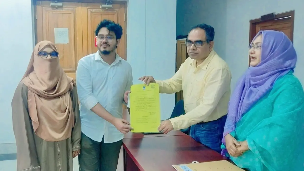 স্ত্রী সাকাফিকে সঙ্গে নিয়ে ডাকসুতে স্বতন্ত্র প্রার্থিতা ঘোষণা তাহমিদের