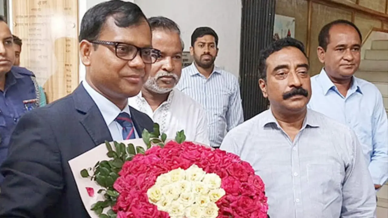 সিলেটের নতুন জেলা প্রশাসক মো. সারওয়ার আলমের দায়িত্ব গ্রহণ