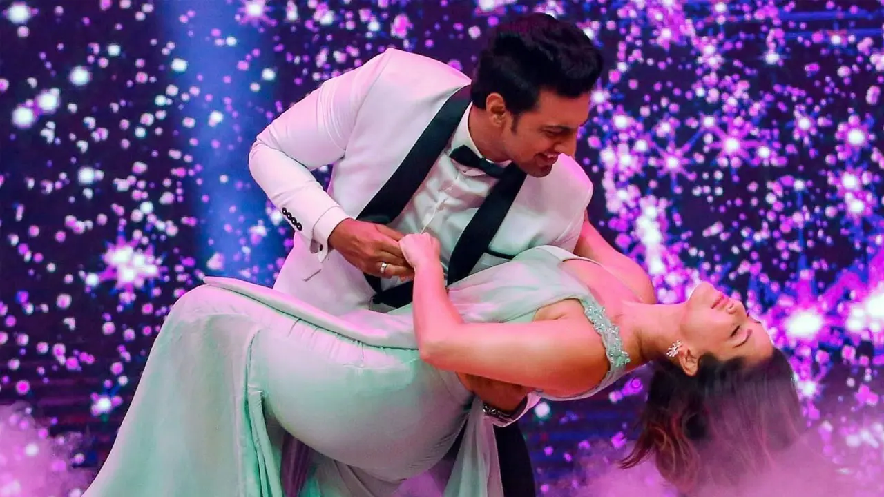 দেবের সঙ্গে সানি লিওনের সেই মুহূর্ত, ভাইরাল ভিডিও