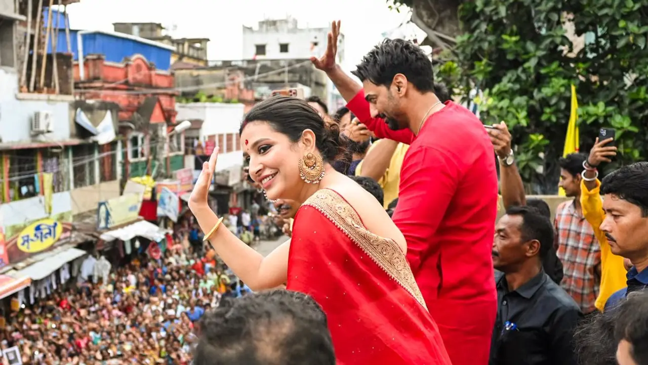 ভিড় ঠেলে শুভশ্রীকে আগলে ধরলেন দেব, ভিডিওতে মুগ্ধ নেটিজেনরা