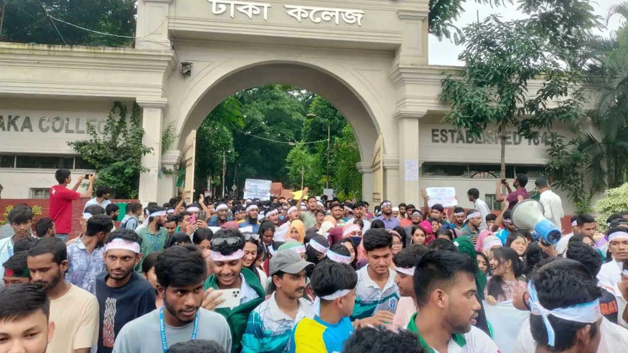 প্রস্তাবিত বিশ্ববিদ্যালয়ের অধ্যাদেশ দাবিতে ৭ কলেজ শিক্ষার্থীদের বিক্ষোভ