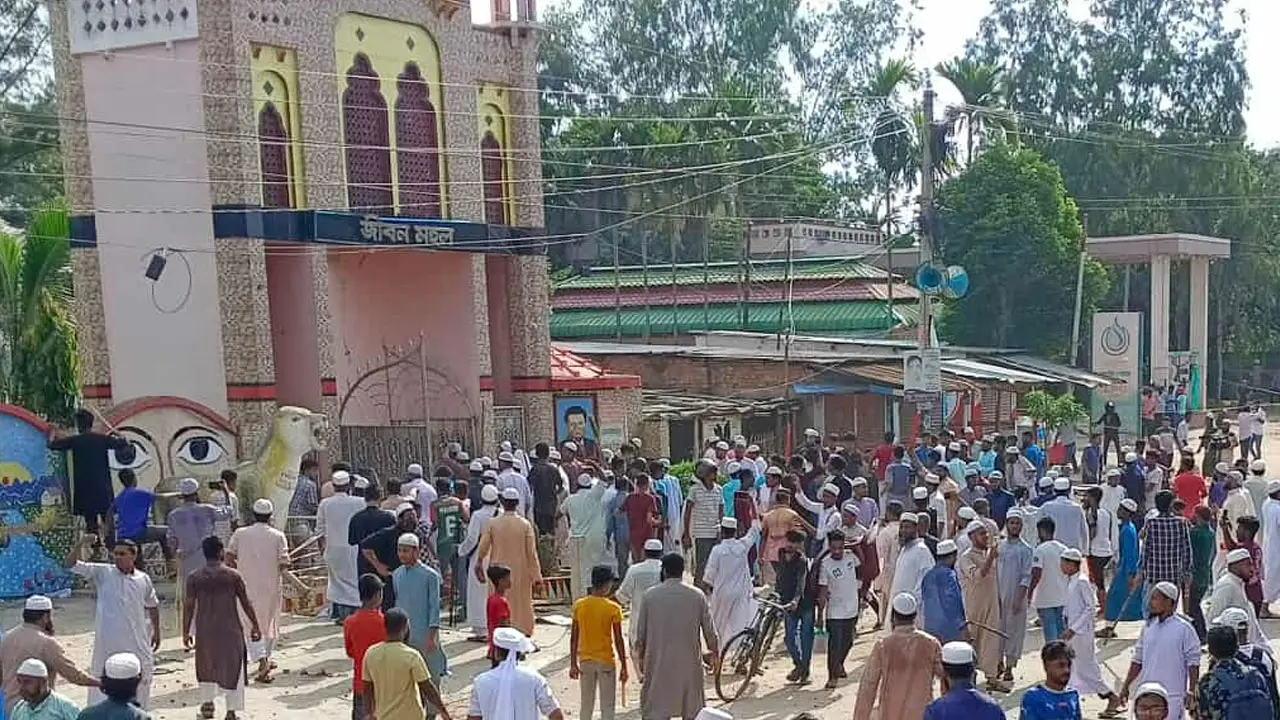 দিনাজপুরে বিনোদন পার্কে হামলা, আহত ১২