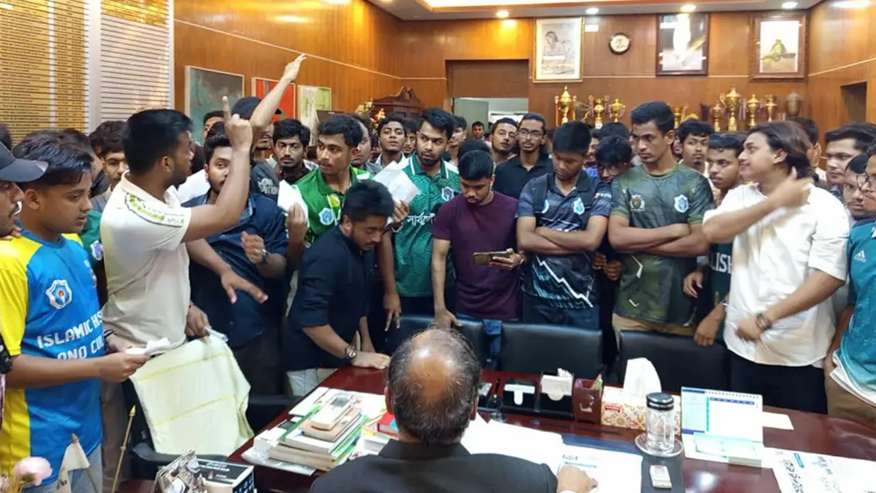 ৭ কলেজ শিক্ষার্থীদের ৯ দাবি, পরীক্ষা চায় অন্তর্বর্তী প্রশাসনের অধীনে
