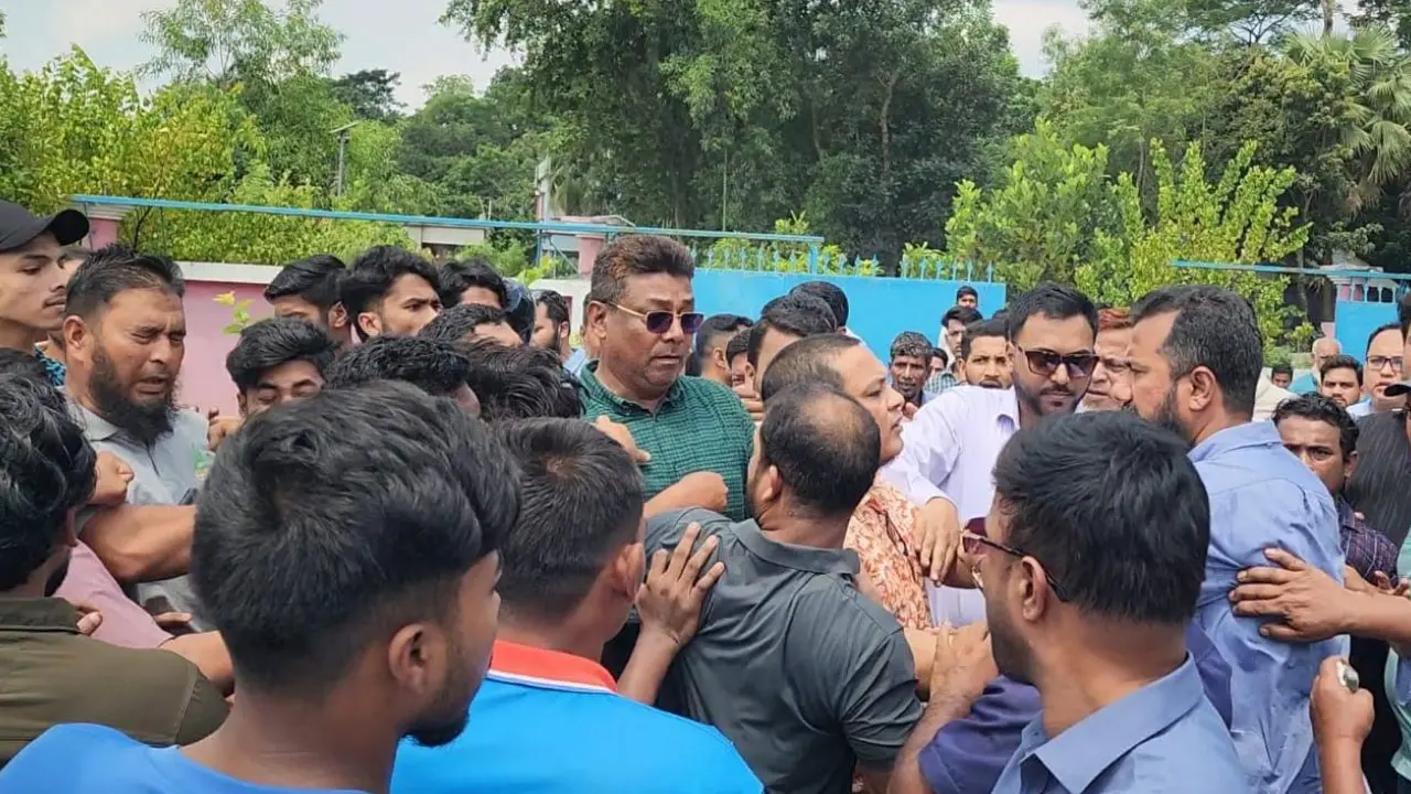 ফেনীতে বালু উত্তোলনকে কেন্দ্র করে বিএনপির দুইপক্ষের হট্টগোল 