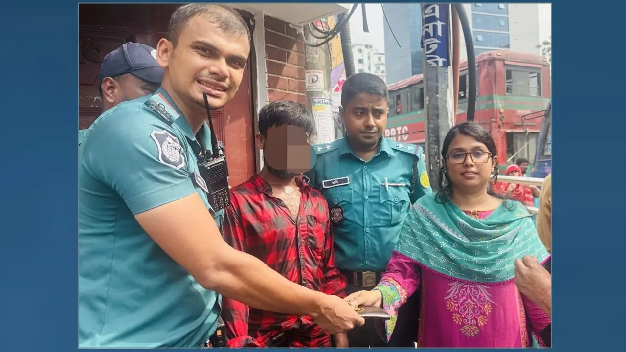 মোহাম্মদপুরে চিৎকার শুনে ছিনতাইকারীকে দৌড়ে ধরলেন সার্জেন্ট, সোনা উদ্ধার