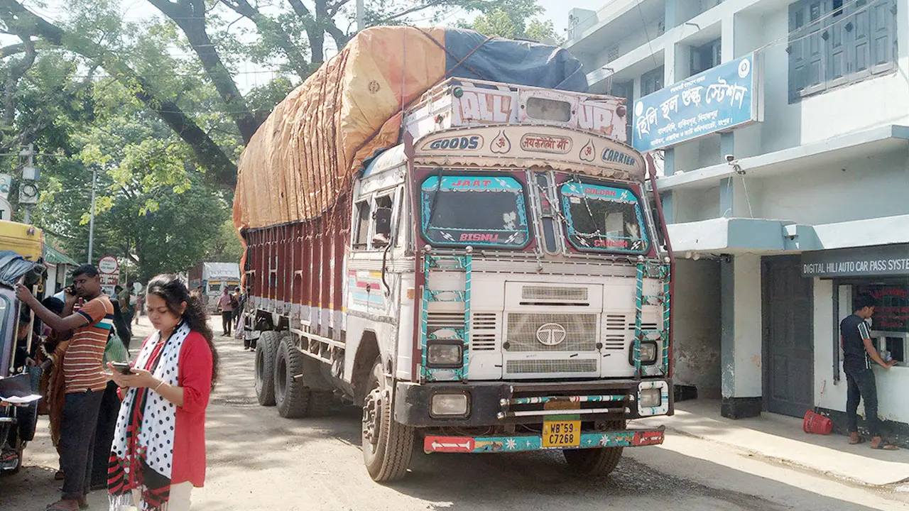 ৪ মাস পর হিলি স্থলবন্দর দিয়ে চাল আমদানি শুরু
