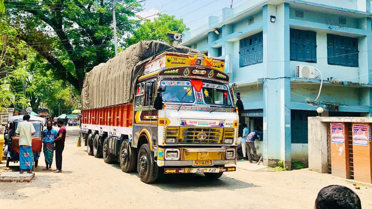 হিলি স্থলবন্দর দিয়ে পেঁয়াজ আমদানি শুরু, কমেছে দাম