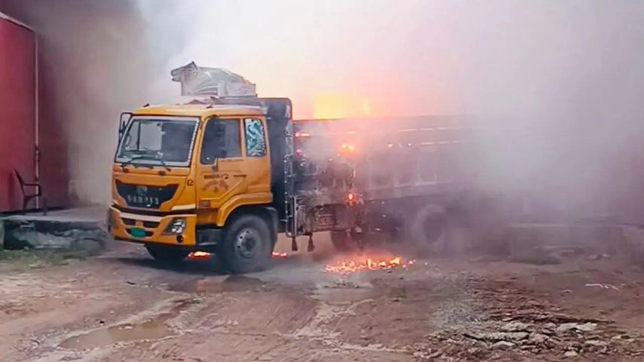 হিলি স্থলবন্দরের পানামা পোর্টে আগুন
