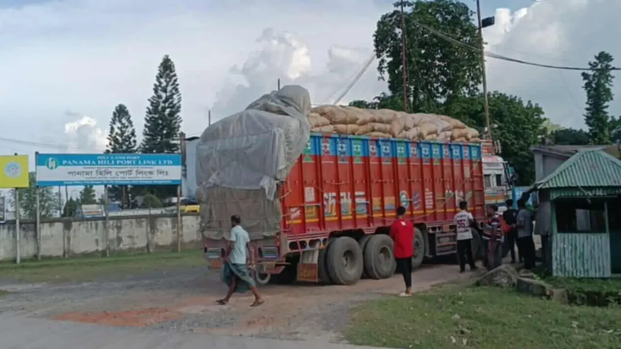হিলিতে ভারতীয় পেঁয়াজের সরবরাহ কম, বাজারে অস্থিরতা