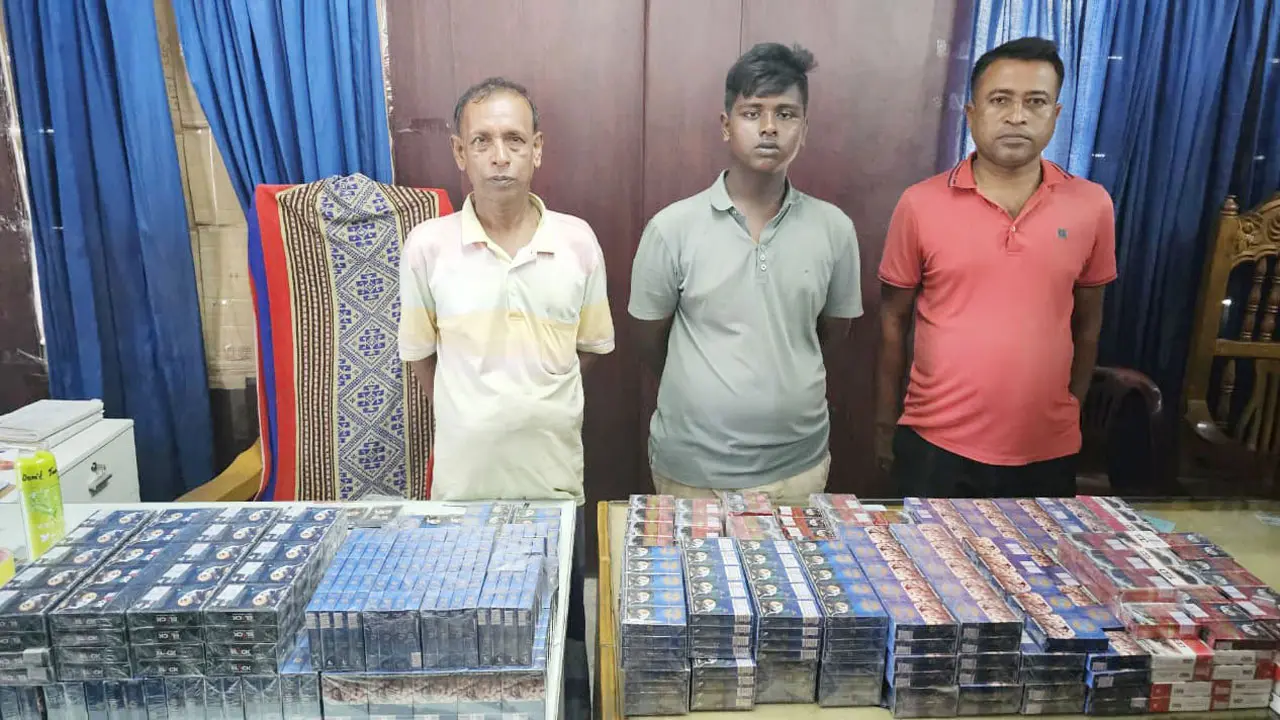 শুল্ক ফাঁকি দেওয়া অবৈধ সিগারেটসহ ৩ জনকে আটক করেছে নৌবাহিনী