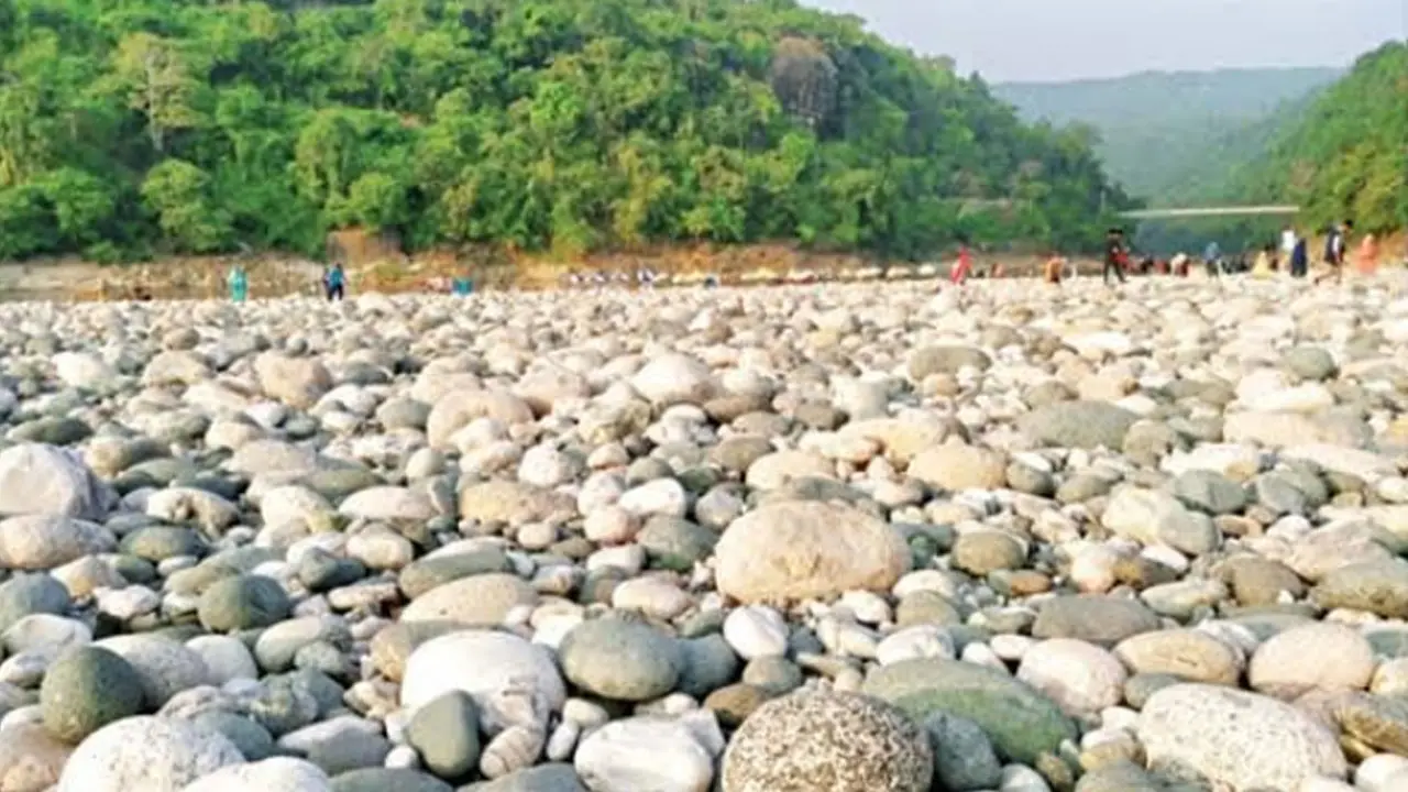 জাফলংয়ে পাথর লুট, অজ্ঞাতনামা দেড়শ জনের বিরুদ্ধে মামলা