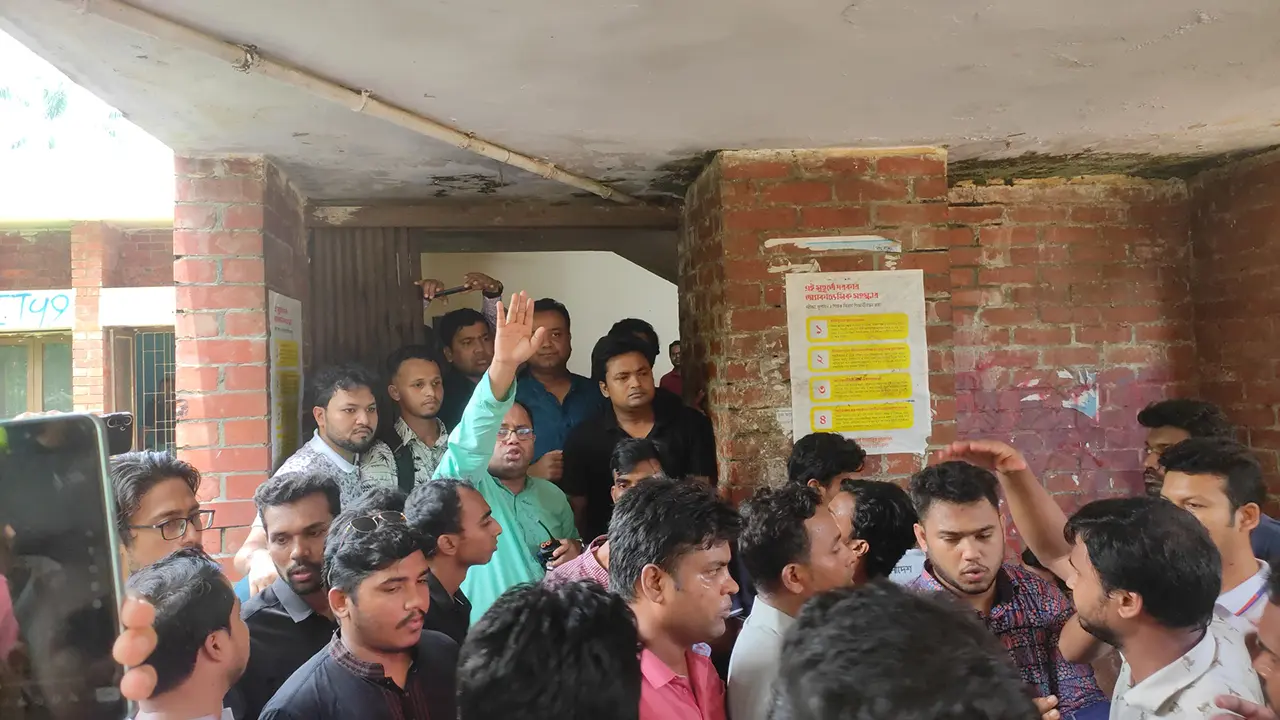জাবিতে ছাত্রদলের কেন্দ্রীয় নেতাদের আগমন, দুই গ্রুপের মধ্যে উত্তেজনা