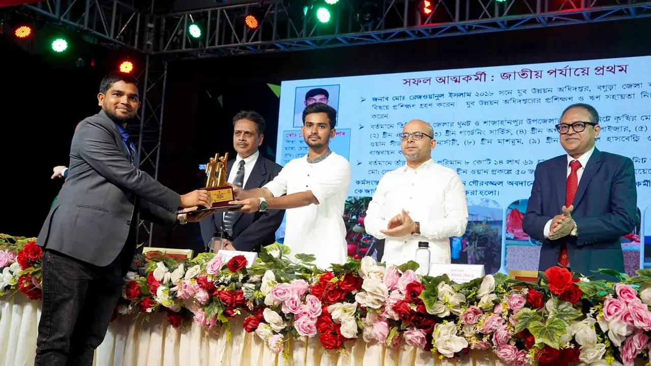 ১২ জন সফল আত্মকর্মী ও ৪ জন যুব সংগঠক পেল জাতীয় যুব পুরস্কার