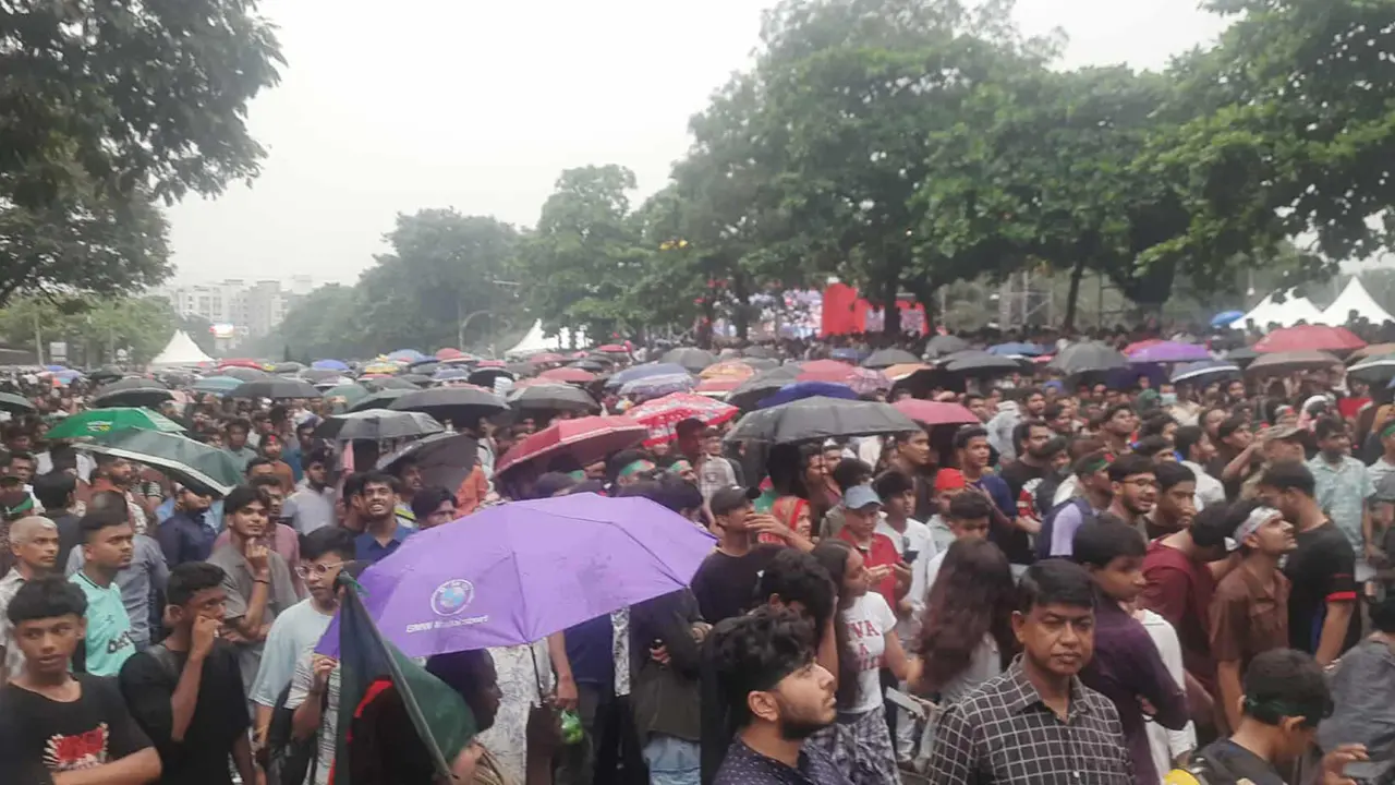 বৃষ্টিতে ভিজে মানিক মিয়া এভিনিউয়ে কনসার্ট দেখছেন ছাত্র-জনতা