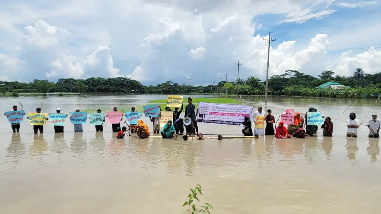 কলাগাছের ভেলায় ভেসে বানভাসীদের সংবাদ সম্মেলন