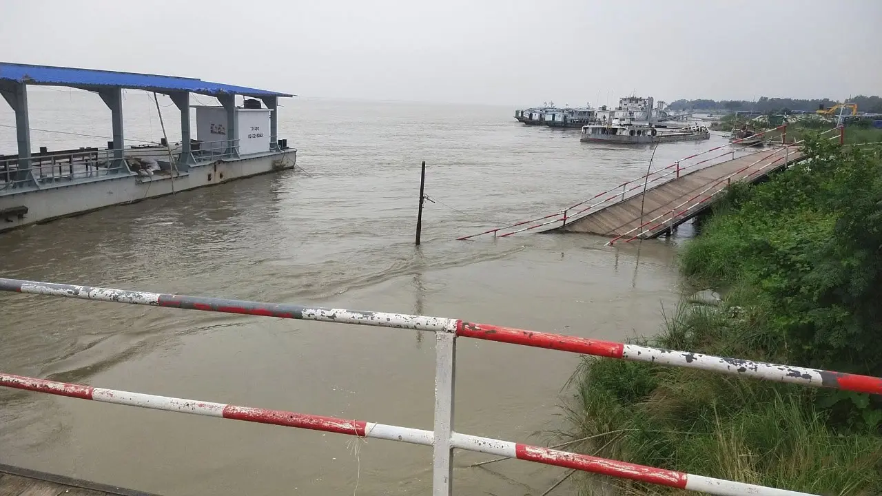 পাটুরিয়ায় ফের ভাঙলো অস্থায়ী লঞ্চঘাট, বন্ধ লঞ্চ চলাচল