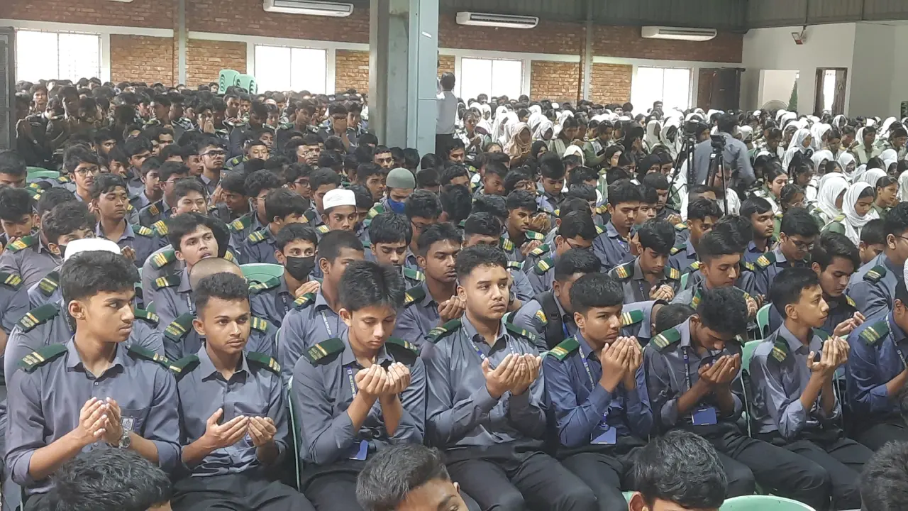 সহপাঠীদের স্মরণে কাঁদলো শিক্ষার্থীরা, নিহতদের জন্য বিশেষ দোয়া