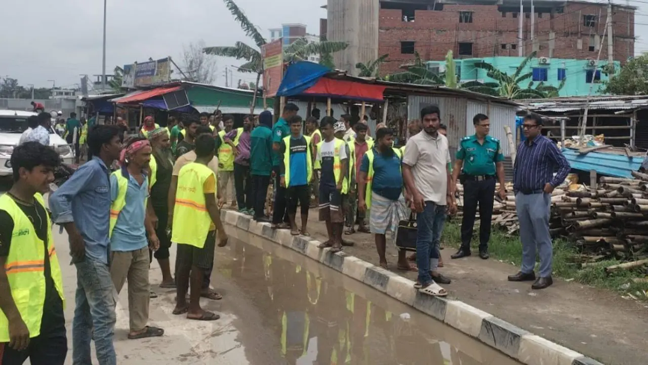 মাইলস্টোনের পাশে অবৈধ দোকানে অতিরিক্ত দামে পণ্য বিক্রি, ডিএনসিসির অভিযান
