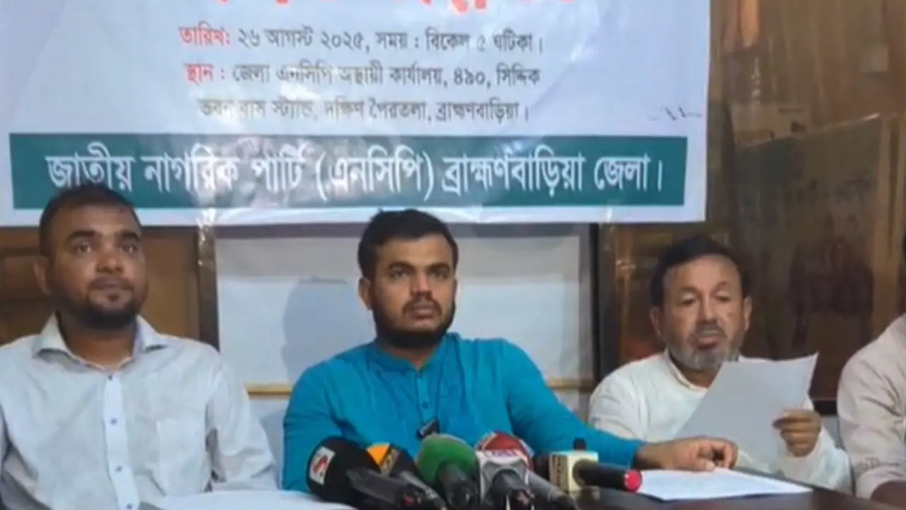 রুমিন ফারহানা হঠাৎ উত্তেজিত হয়ে আমার দিকে তেড়ে আসেন : আতাউল্লাহ