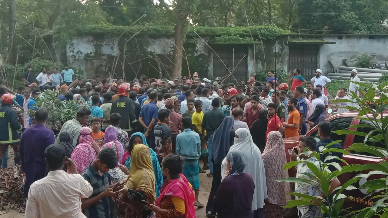 নেত্রকোণায় পরিত্যক্ত ভবনের ছাদ ধসে ৩ শ্রমিক নিহত