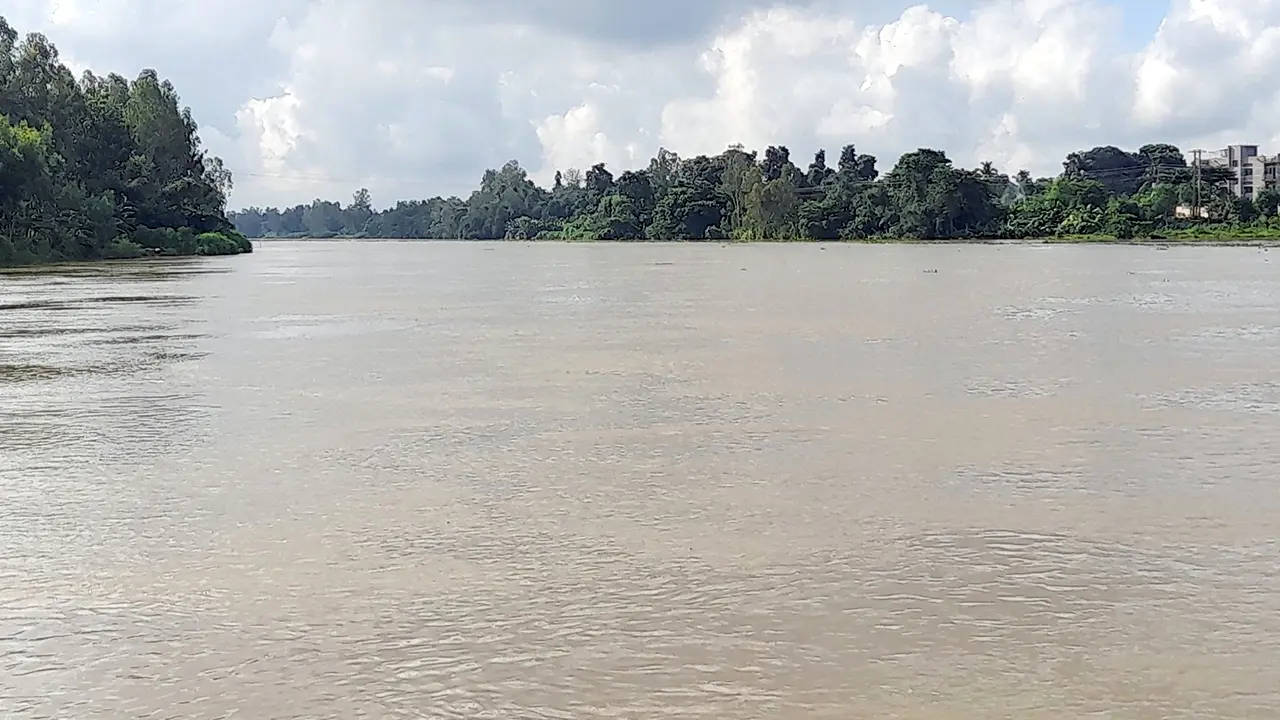 বিপৎসীমার ওপরে আত্রাই নদীর পানি, ৩০ পয়েন্ট ঝুঁকিপূর্ণ
