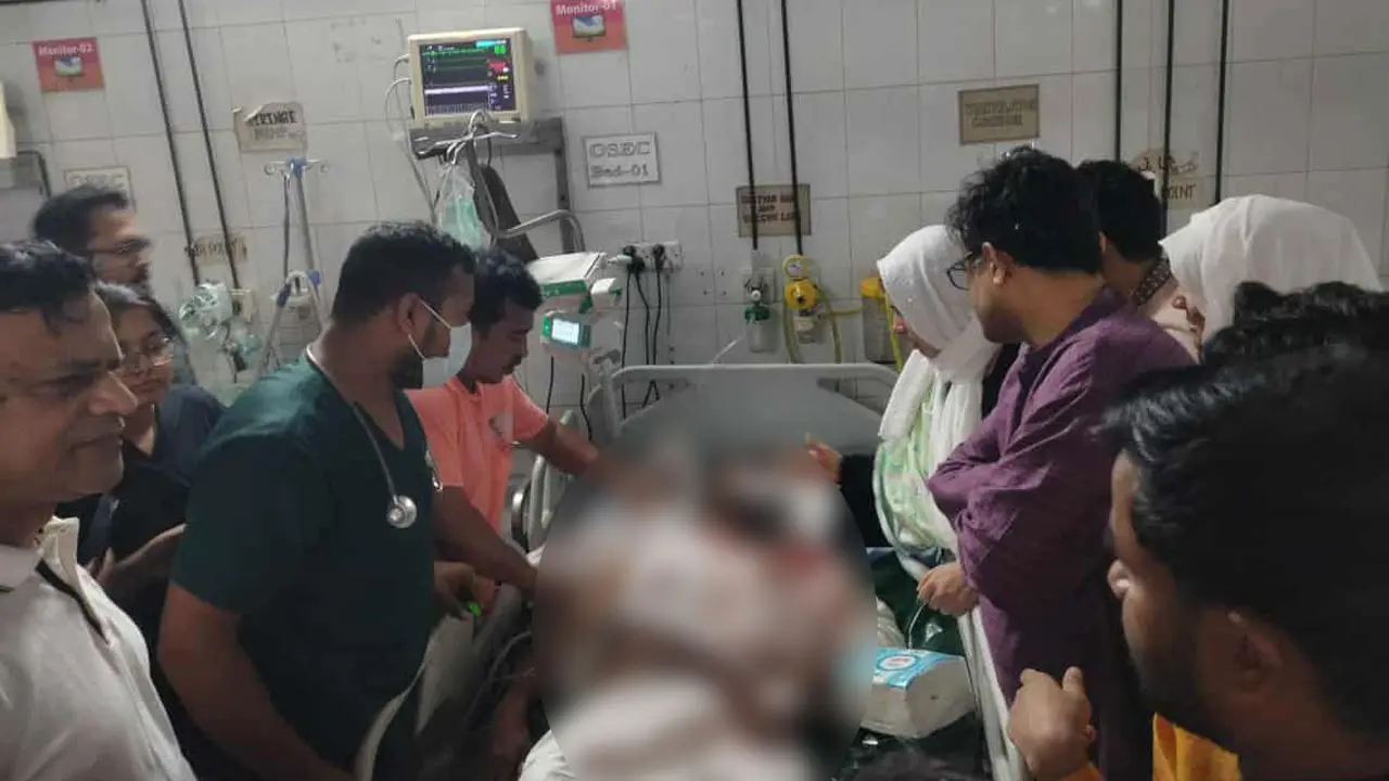 আহত নুরকে দেখতে ঢাকা মেডিকেলে প্রেস সচিব শফিকুল আলম