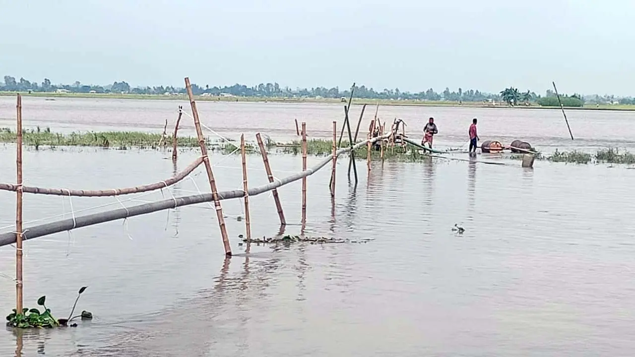 তিস্তাপাড়ে ভাঙন ঠেকাতে জিও ব্যাগ, থেমে নেই ড্রেজিং