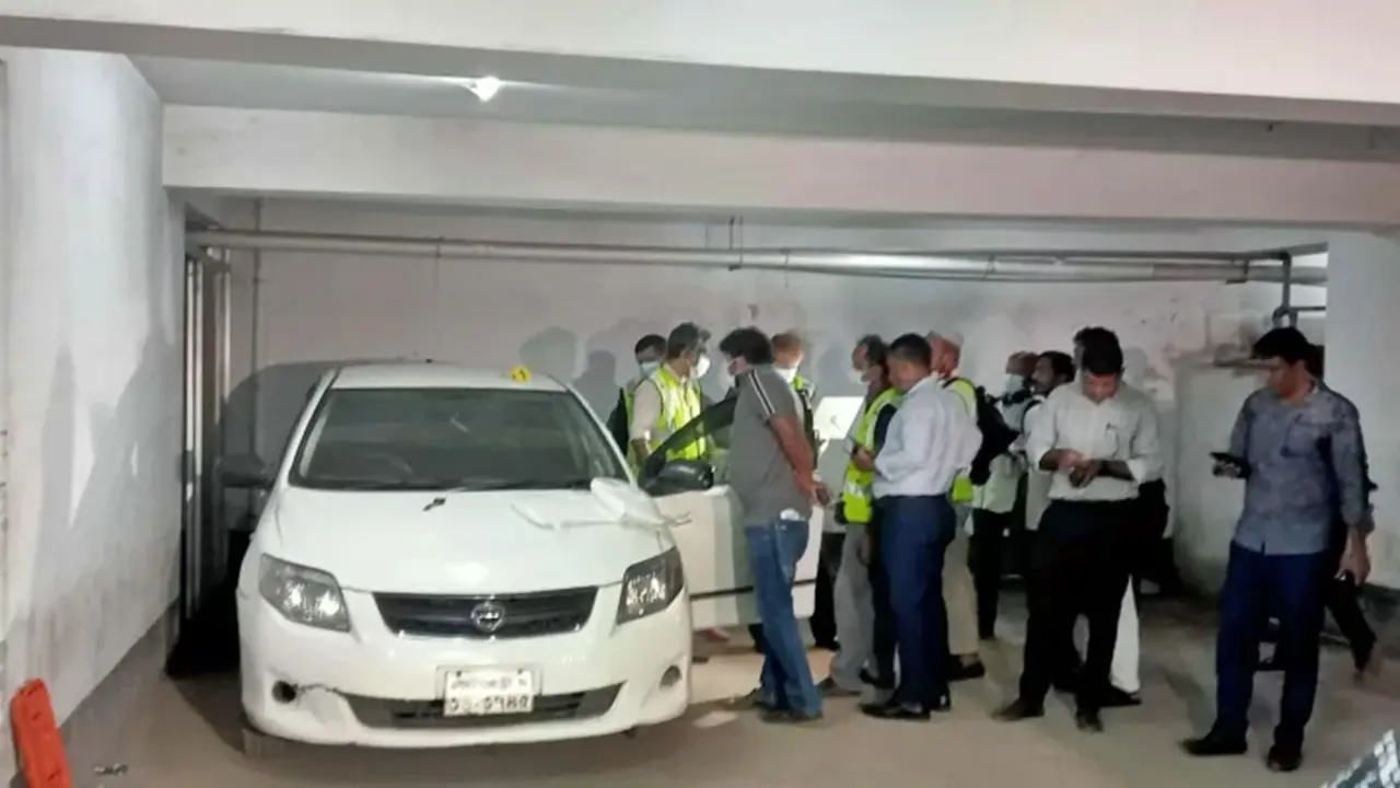 সিরাজুল ইসলাম মেডিকেলের পার্কিংয়ে গাড়ি থেকে দুই মরদেহ উদ্ধার