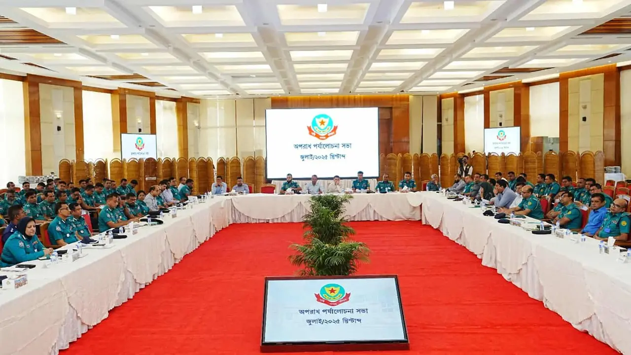 রাজনৈতিক মতাদর্শ নয়, নিরপেক্ষ থেকে নির্বাচনী প্রস্তুতির নির্দেশ