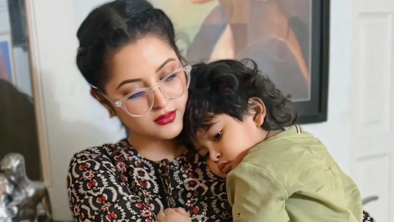 ছেলের জন্য দোয়া চাইলেন পরীমণি