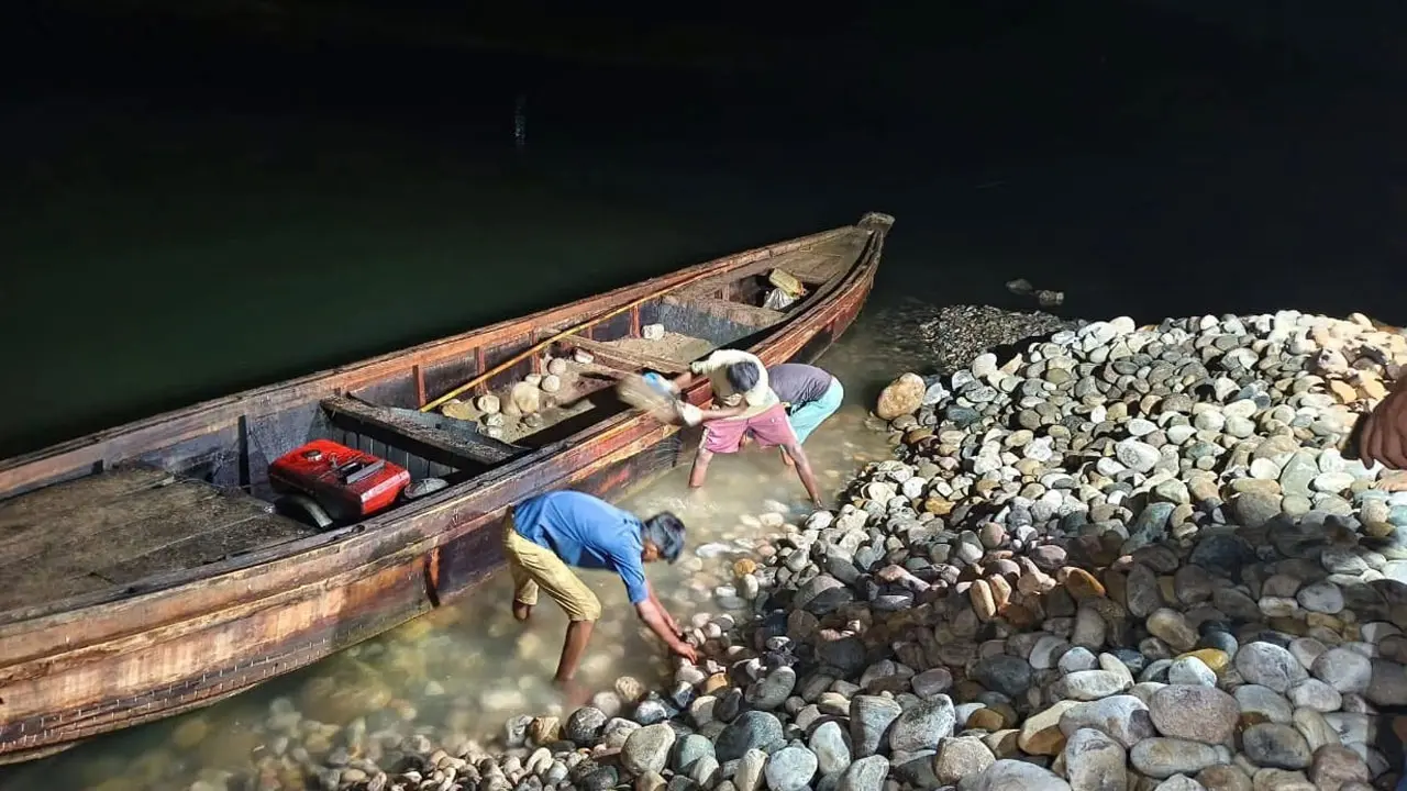 লুট হওয়া পাথর আগের জায়গায় ফেলতে হাইকোর্টের নির্দেশ