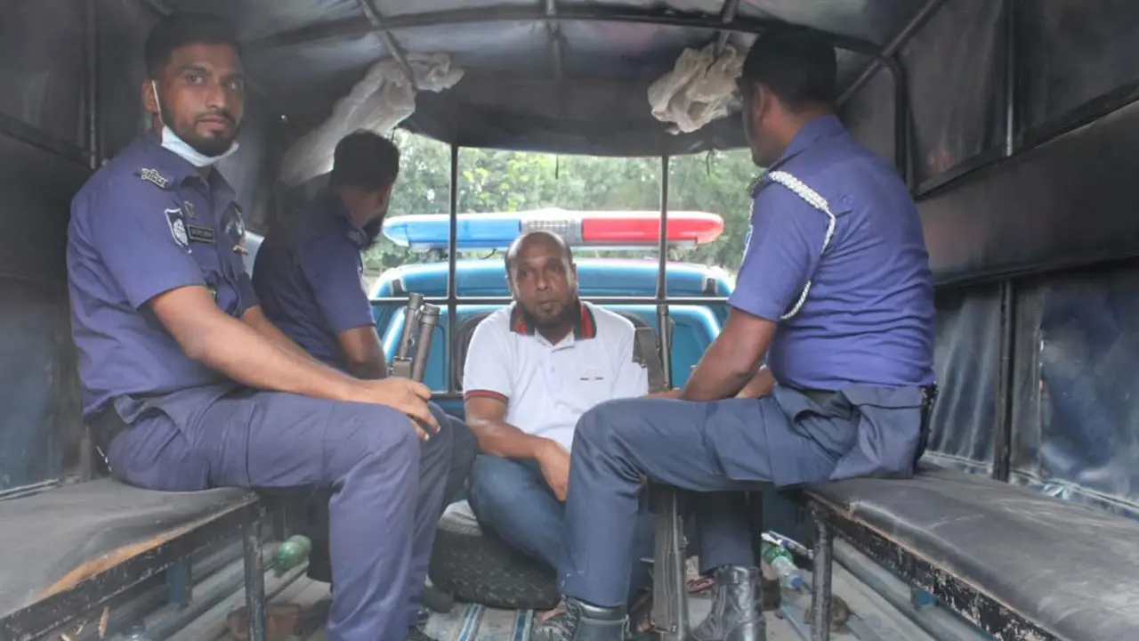 ছাত্রীর সঙ্গে অনৈতিক সম্পর্কের অভিযোগে জনতার হাতে অবরুদ্ধ শিক্ষক