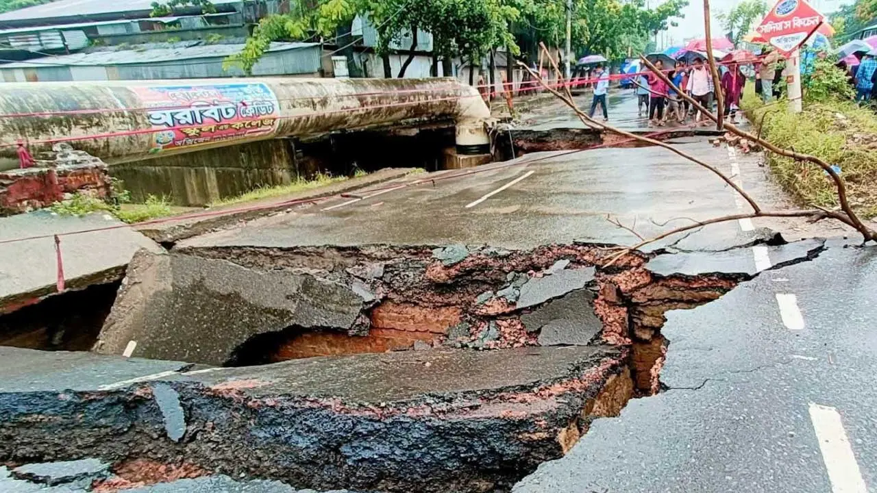 টানা বৃষ্টিতে চট্টগ্রামে দেবে গেছে সড়ক, জলাবদ্ধতায় ভোগান্তি