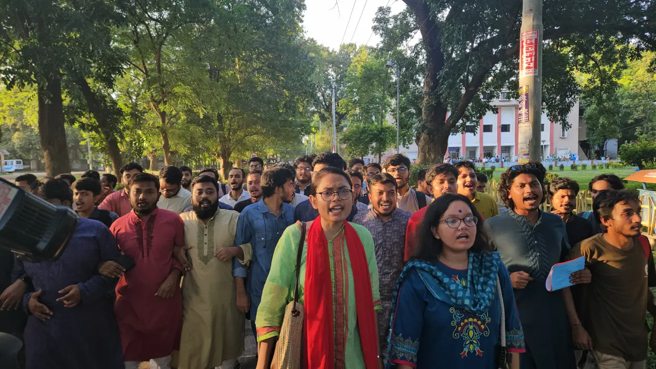 রাকসু নির্বাচনে মনোনয়ন বিতরণের সময় বাড়ানোর প্রতিবাদে বিক্ষোভ