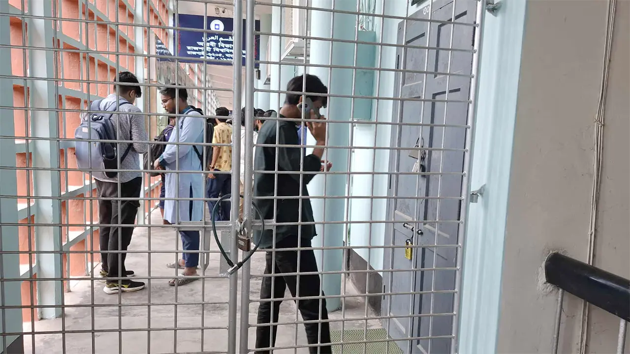 ফল প্রকাশের দাবিতে রাবির আরবি বিভাগে শিক্ষার্থীদের তালা